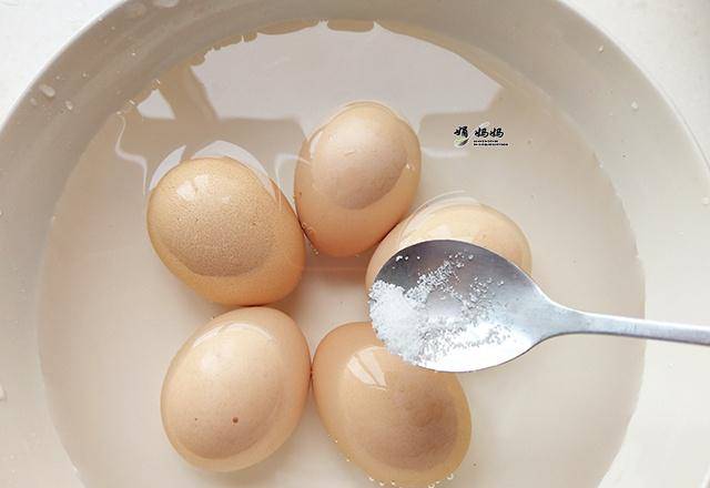 首先鸡蛋放在水里泡至常温，然后加入1克盐，把鸡蛋表面洗干净。