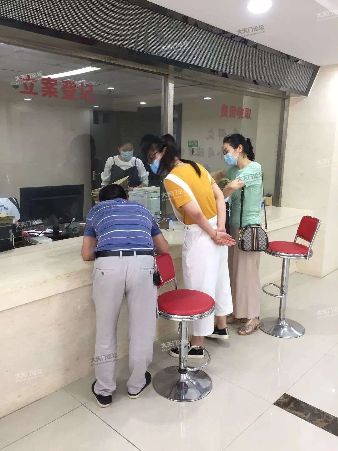 检察官陪同朱某武在天门市人民法院立案