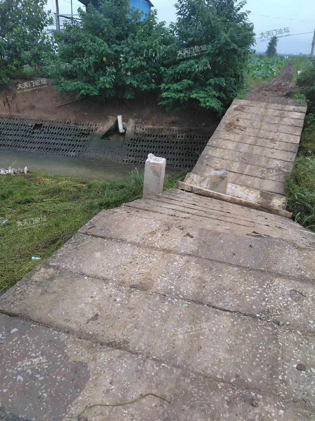 老式桥年久失修，没能经过大雨水的考验