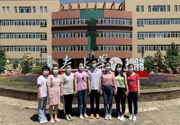武汉市盲童学校8名考生合影