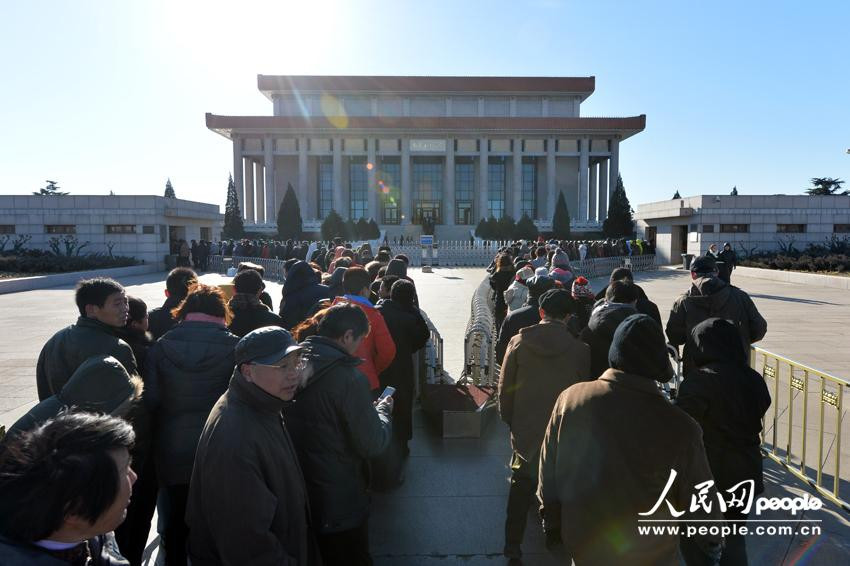 毛主席纪念堂前，每天都有成千上万的老百性排着长队