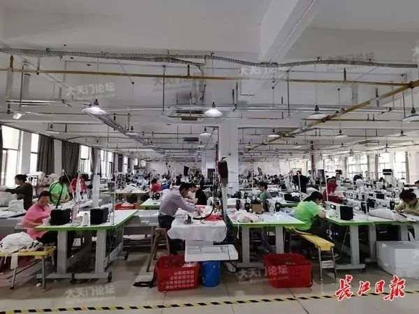 武汉航圣服饰有限公司的工人们在天门的生产车间里代工防晒服。