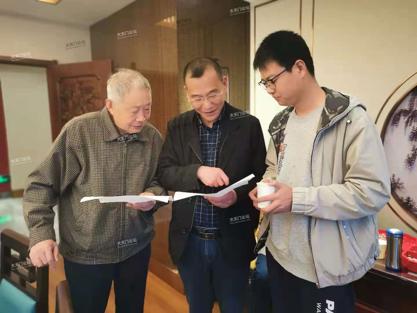 图为4月24日，王江祥（左一）与我市泵行业工程技术人员李明星、刘洋交流新