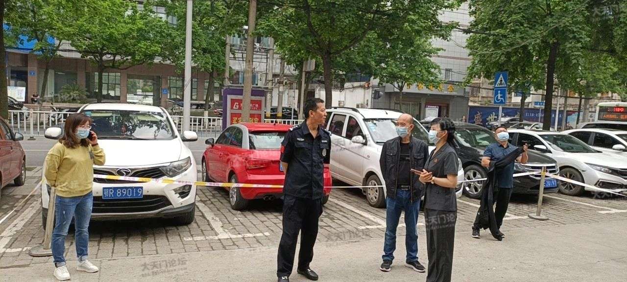 汉江中院执行庭副庭长余培为现场督战。
