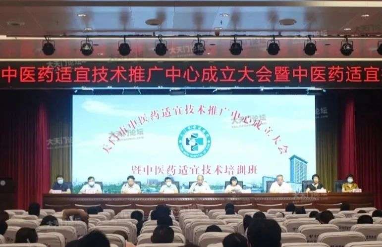 学员们认真听课做笔记