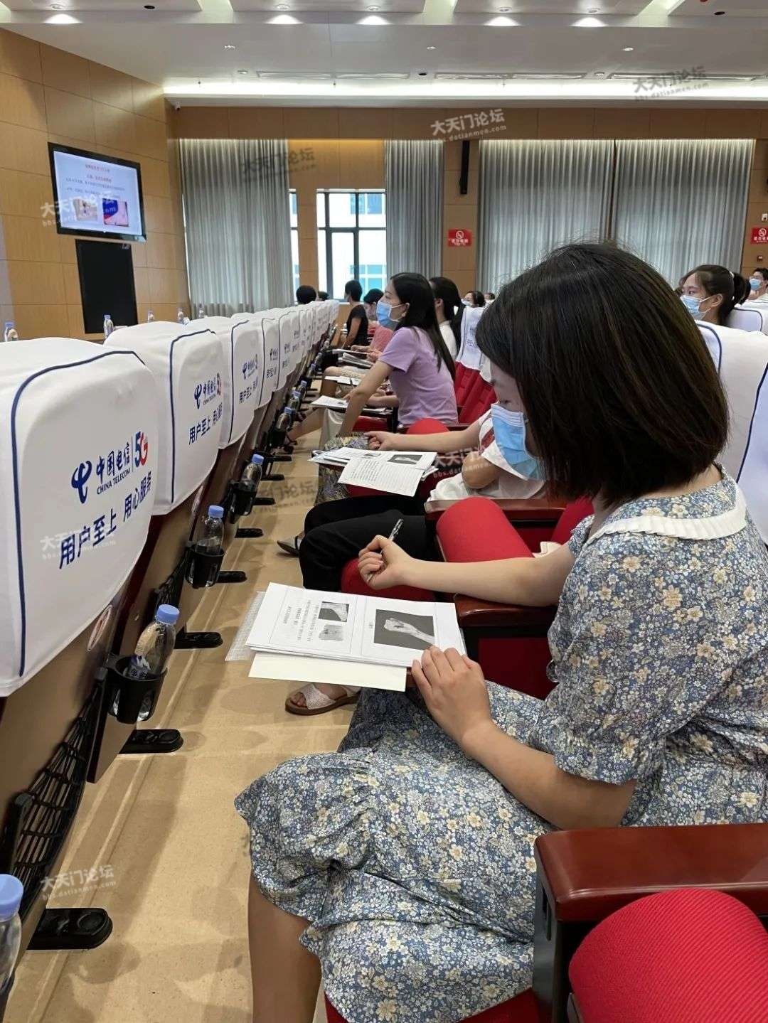 学员们认真听课做笔记