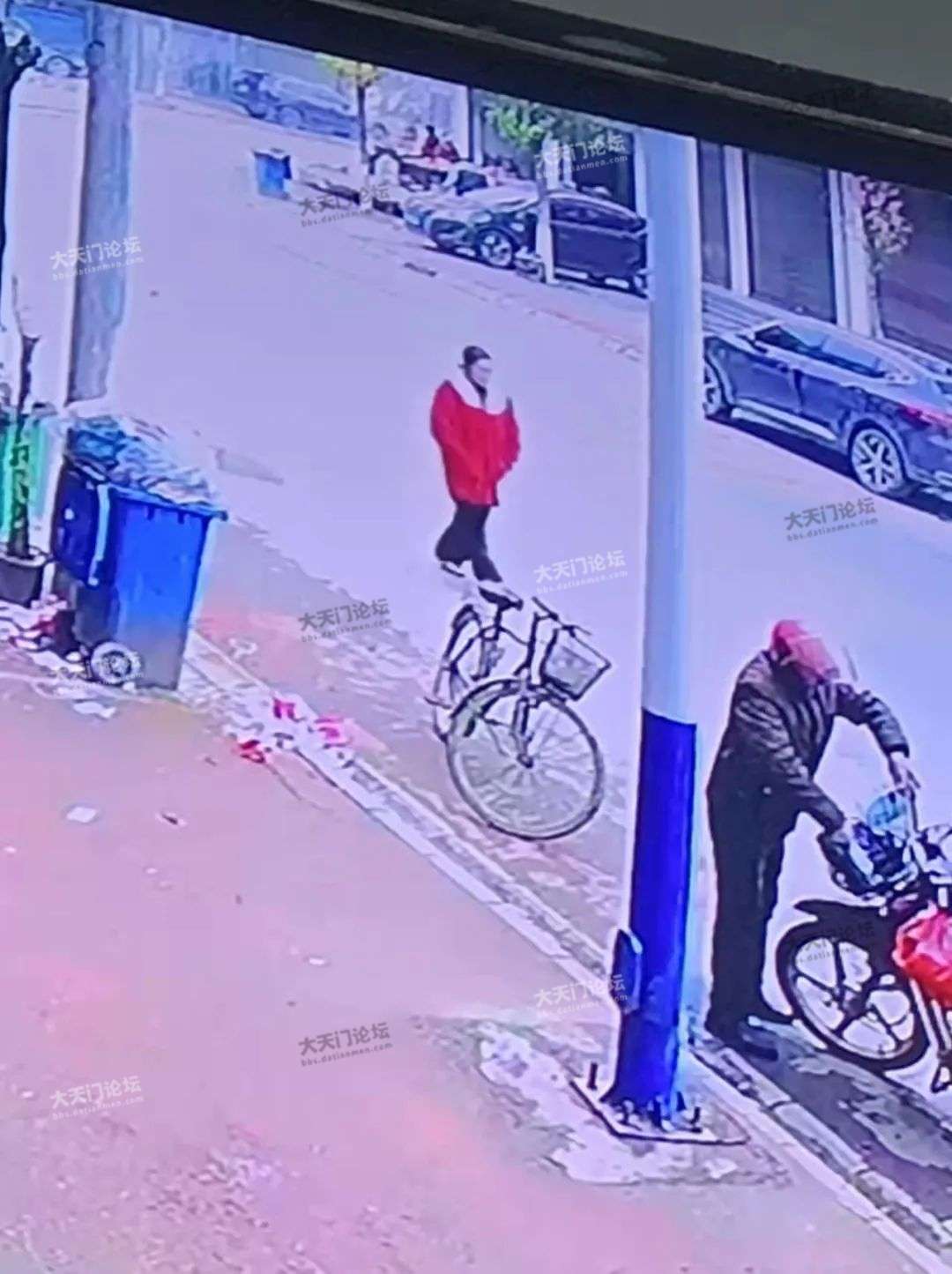 图为走失前留下的监控视频