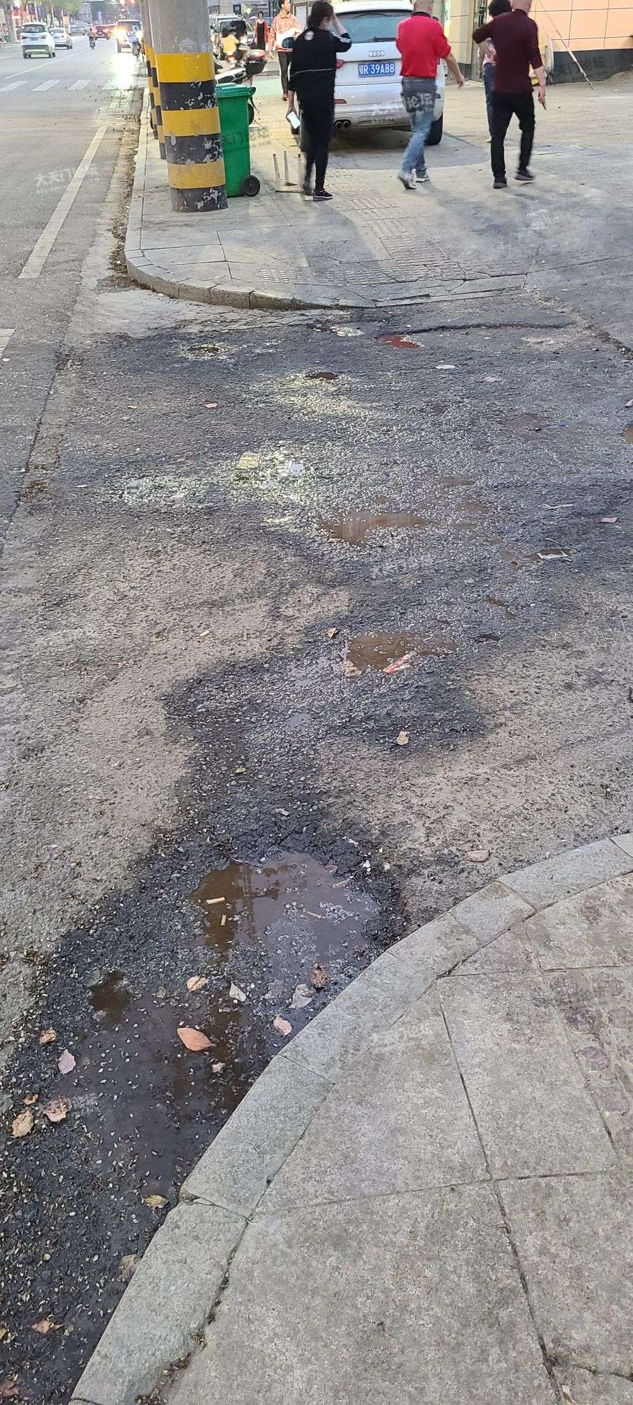 旁边的垃圾站污水横流