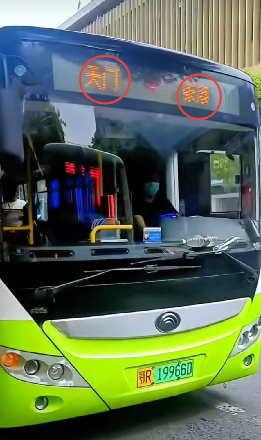 天门至张港：黄色字体，站名之间有红色短横