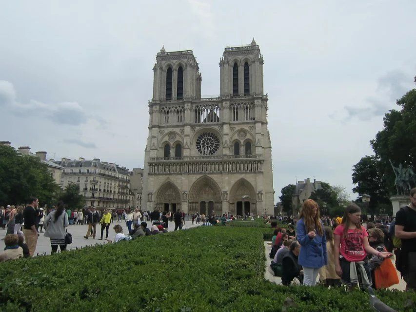 巴黎圣母院是一座哥特式风格基督教教堂，是古老巴黎的象征。