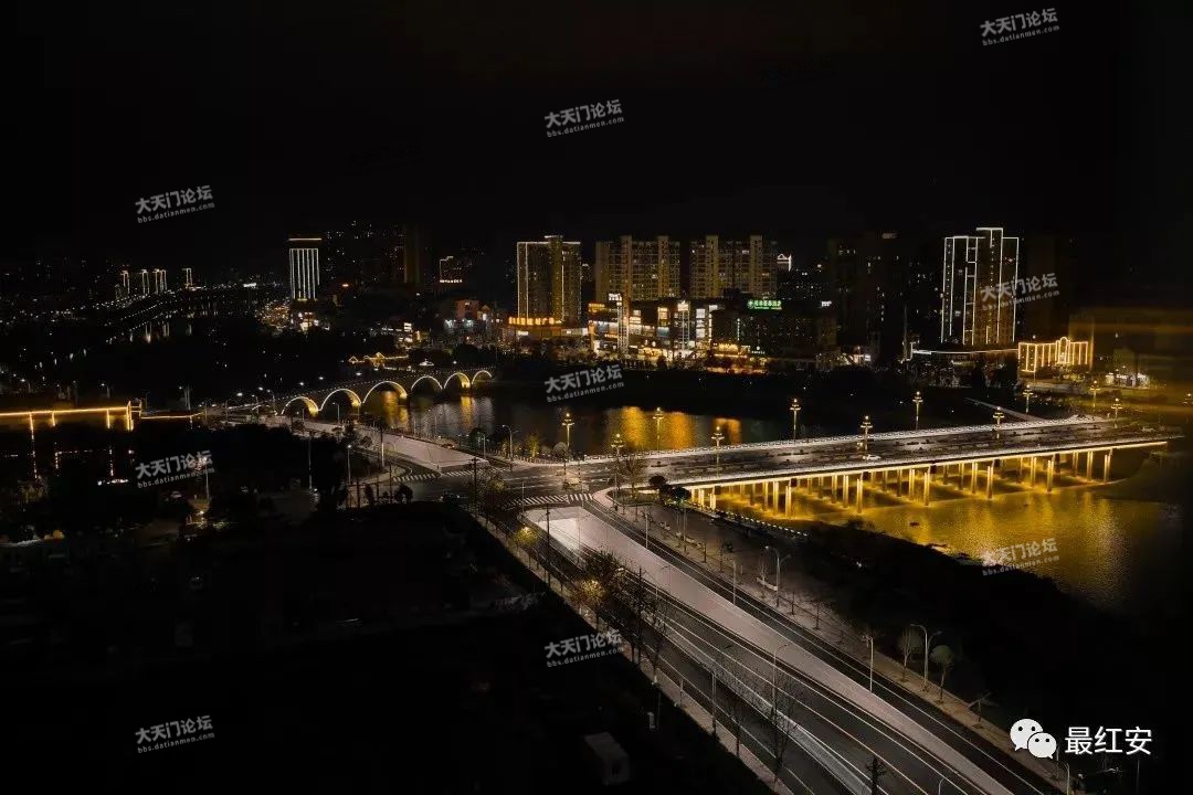 红安河东大道下穿隧道夜景