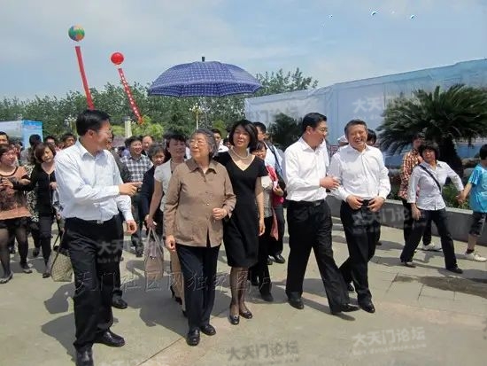 2012年5月,毛主席的长女李敏率女儿孔东梅、女婿陈东升考察天中