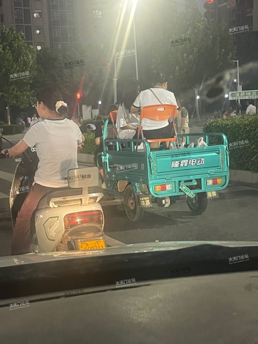 前面二人坐驾驶位，后面二人坐在椅子上，很危险